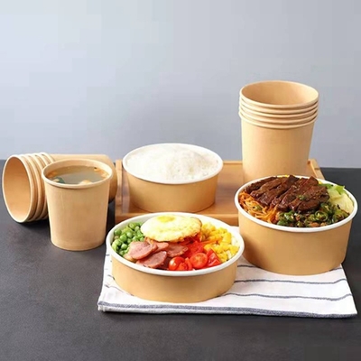 El cuenco de papel disponible de la taza de la sopa de Kraft con la tapa de papel se lleva el almuerzo que embala la caja para llevar
